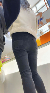 商场黑牛仔紧臀少妇