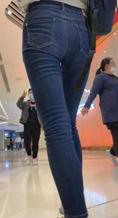 商场包臀蓝色牛仔裤少妇
