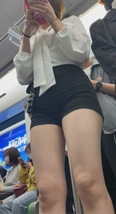 性感大宽臀短裤金三角妹子