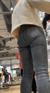 服装店紧身翘臀灰牛仔妹子