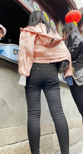 紧身黑牛仔两妹子