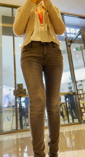 商场灰牛仔裤宽大金三角