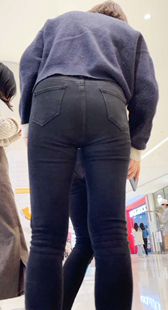 饱满圆润黑裤小姐姐