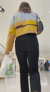 商场紧身黑裤小妹挺能扭