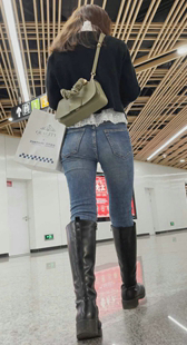 紧身饱满丰臀蓝牛妹子