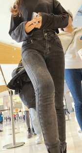 商场黑牛仔裤紧臀小姐姐