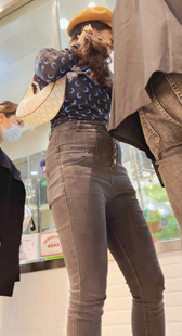 商场紧身灰牛仔金三角妹子