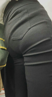 打底黑裤饱满紧臀妹子