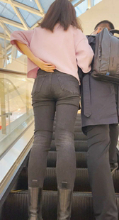 黑裤紧身翘臀小姐姐