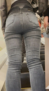 商场紧身牛仔裤紧臀妹子