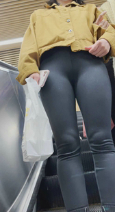 五一献礼皮裤熟女保养如此好