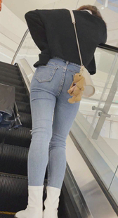 商场紧身牛仔裤小姐姐上电梯