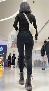 街拍紧身黑裤小妹