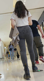 服装店灰牛仔紧臀妹子