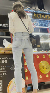 紧身白牛仔大宽臀小姐姐
