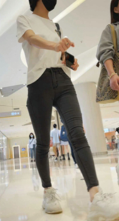 紧身黑牛仔少妇三角特写