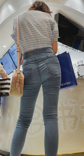 紧身牛仔少妇身材变形记