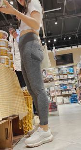 性感瑜伽翘臀妹子男人跟得紧