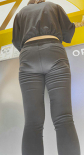 超紧黑裤重口味巨臀少妇