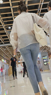 商场紧身牛仔紧臀少妇开发多