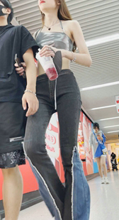 长发露腰紧臀小姐姐