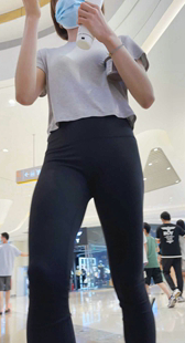 紧身包臀黑瑜伽裤少妇