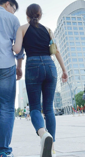 紧身包臀蓝色牛仔裤妹子