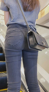 紧身牛仔大宽臀长发美女