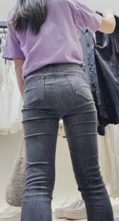 服装店紧臀牛仔裤妹子