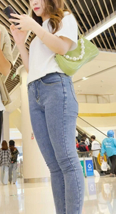 紧身牛仔翘臀美女小姐姐