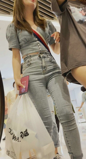 牛仔裤炸裂美女小姐姐