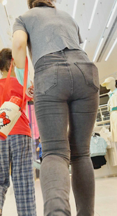 饱满圆润翘臀年轻妈咪