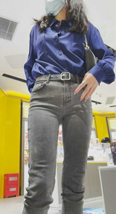 灰牛仔紧臀金三角小姐姐