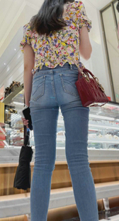 紧身包臀牛仔妹子战斗力不弱