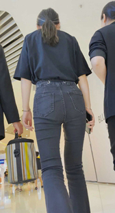 商场紧身包臀黑牛仔小姐