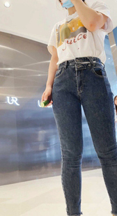 商场紧身黑牛仔妹子视频