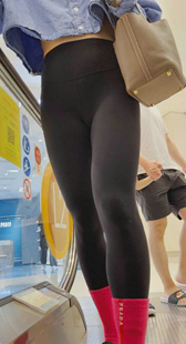 紧身黑色瑜伽健身裤妹子