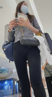 高挑黑裤紧身圆臀少妇