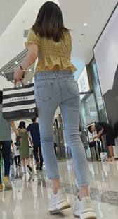 商场紧臀牛仔小妹子