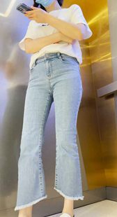 商场紧身牛仔眼镜妹