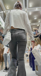 商场包臀灰牛仔妹子