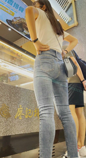 商场长腿灰牛仔妹子