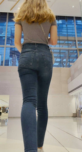 细腰紧臀牛仔长腿妹子