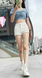 长腿白短裤紧臀小姐姐