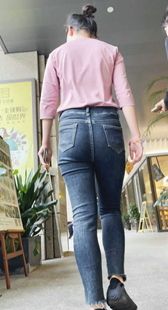 紧身牛仔饱满丰臀小姐姐