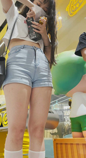性感牛仔短裤金三角妹子