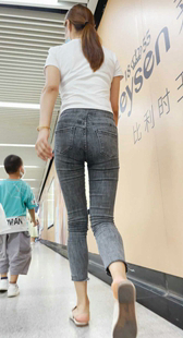 性感黑牛仔超深沟长发妹子