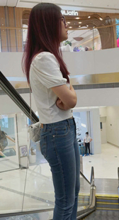 商场眼镜牛仔少妇