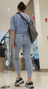 商场包臀牛仔少妇来逛街