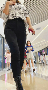 商场黑裤三角区街拍